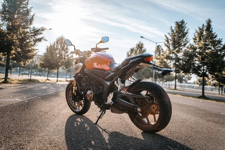 Rückansicht eines Motorrads bei Sonnenuntergang – Fahrschulfahrzeug für Motorradfahrer.