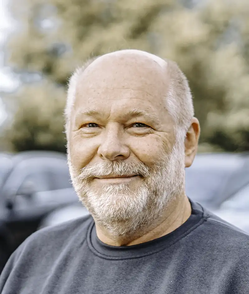 Norbert Frohnwieser, erfahrener Fahrlehrer, bietet Fahrkurse für Wohnmobile bei der Fahrschule Müller an.